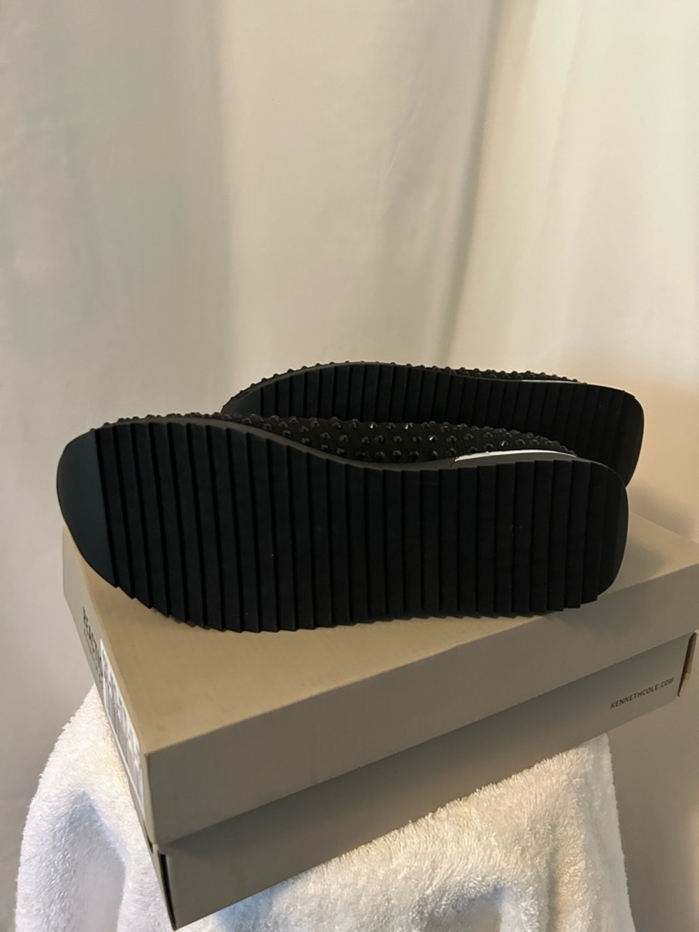 Kenneth Cole REACTION Black Jewel Jogger - Picture 4 of 7